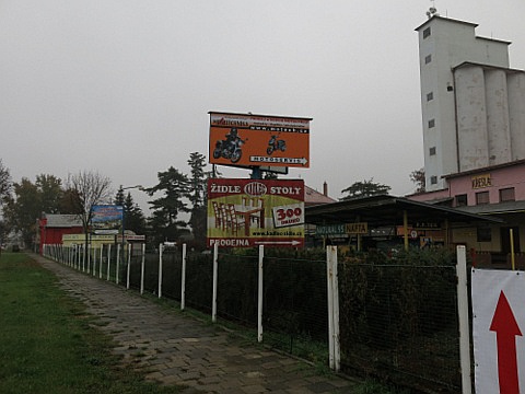 Billboard a příjezd do areálu ve směru od Šternberka